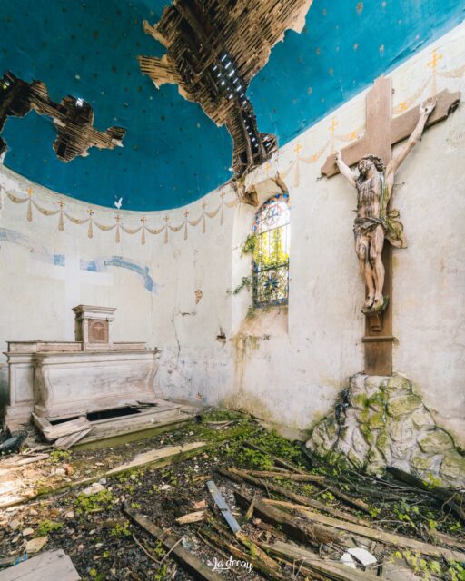 ↓
Chapelle abandonnée en France issue de la série « The last confession »

« The last confession » est une série de photos sur les lieux de cultes de France et d’Italie laissés a l’abandon. Des bâtiments aux architectures impressionnantes souvent présent depuis des décennies règnent sur notre terre. L’intérieur reste un véritable spectacle architectural remplit de details, de peintures mais surtout d’emotion figé dans le temps. Pour certains lieux, l’heure est venu a la nature de reprendre ces droits, créant sol de vegetation, fissure et moisissure un peu partout dans les edifices. Voila la tragique fin de ces lieux, autrefois lieu de regroupement, qui n’attire plus personne … la dernière confession est bel et bien arrivée.

ledecay.com/the-last-confession

Website : ledecay.com
Flickr : flickr.com/le_decay
Facebook : fb.com/ledecayphotographie

#urbex #decay #urbexitaly #abandonedplaces #urbexfrance #architecture #abandoned  #amazinginteriors #beautifulinteriors #ruins
#abandonedarchitecture #urbexplaces
#raw_abandoned #art #sonyalpha #urbexeurope #all_is_abandoned #kings_abandoned #allabandoned #itsabandoned #urbexworld #theforgottenspaces #desertedplaces 
#bandorebelz #renegade_abandoned #urbexgeorgia #discarded_butnot_forgotten
#abandoned_addiction #abandon_seekers_ #urbexarmenia